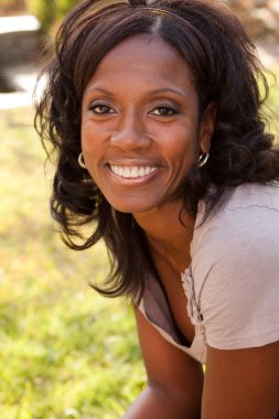 Güzel olgun Afrikalı-Amerikalı kadın