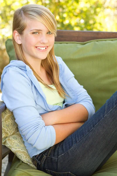 Joven adolescente chica fuera . — Foto de Stock