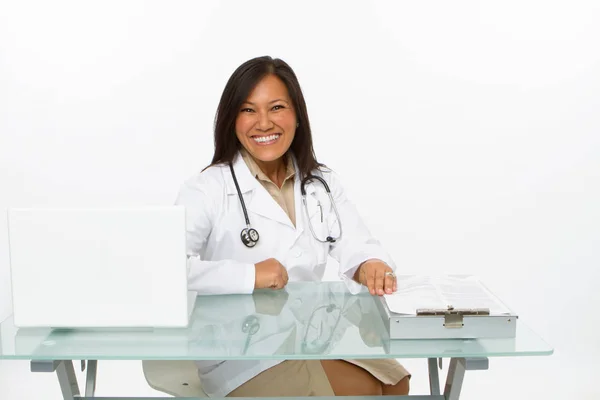Przyjazny lekarz azjatyckiej uśmiechający się. — Zdjęcie stockowe