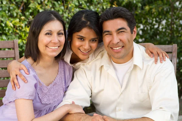 Spaanse familie met een tiener dochter. — Stockfoto