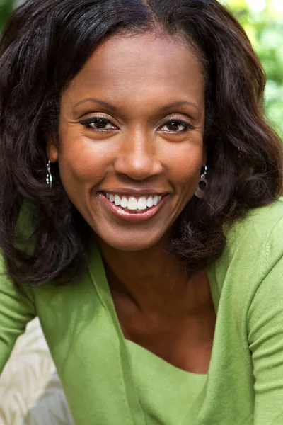 Hermosa mujer sonriendo . — Foto de Stock