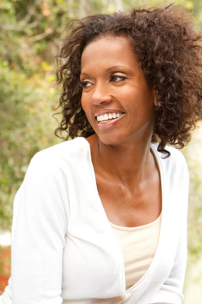 Hermosa mujer sonriendo . — Foto de Stock