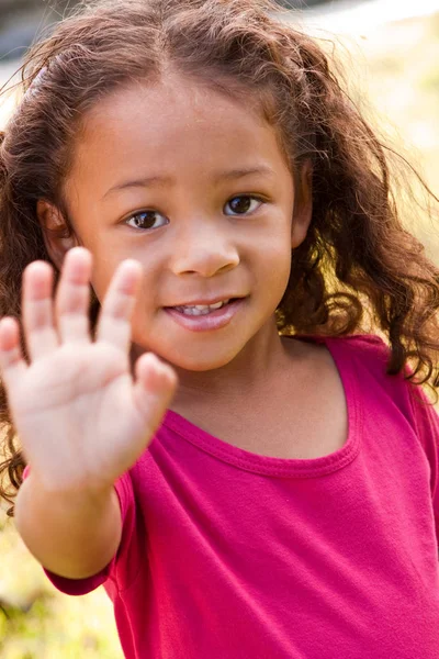 Linda niña riendo y sonriendo . — Foto de Stock