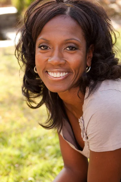 Güzel olgun Afrikalı-Amerikalı kadın