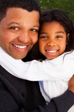 Biracial baba ve gülüyor ve dışarıda gülümseyen kız.