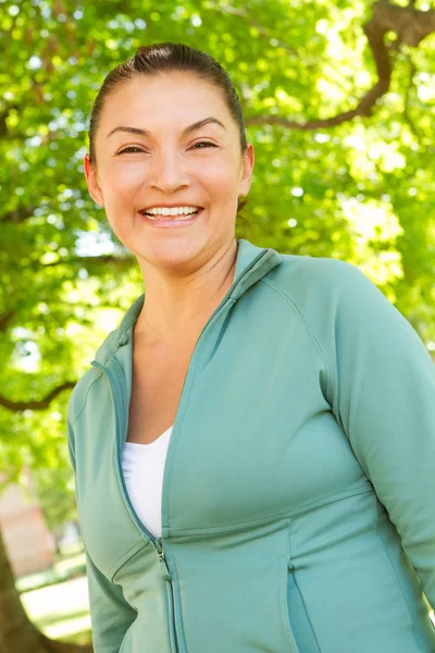 Happy spansktalande kvinna ler. — Stockfoto