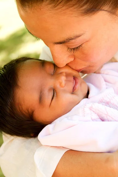 Mãe beijando seu bebê . — Fotografia de Stock