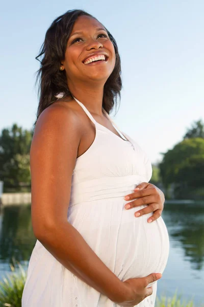 Νεαρός αφρικανική αμερικανική γυναίκα έγκυος. — Φωτογραφία Αρχείου