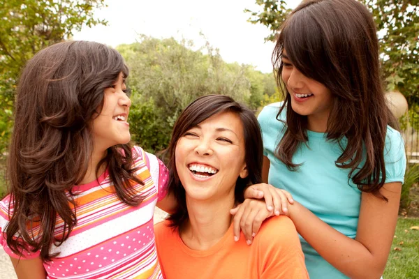 Retrato Una Madre Sus Hijas Afuera —  Fotos de Stock