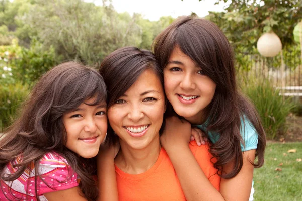 Moeder en haar dochters. — Stockfoto