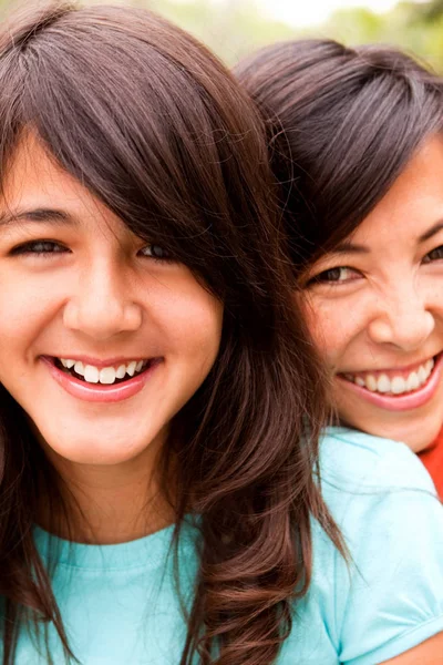 Moeder en haar dochter. — Stockfoto