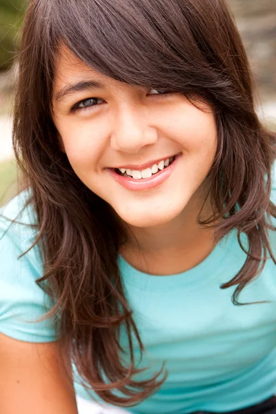 Cute little girl smiling. — Stock Photo, Image