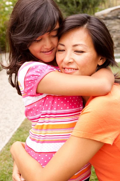 Moeder en haar dochter. — Stockfoto