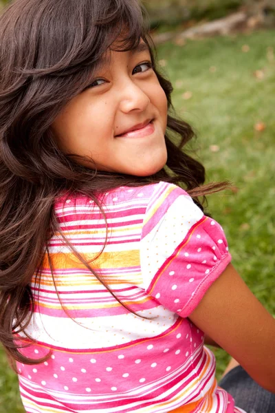 Schattig klein meisje glimlachen. — Stockfoto