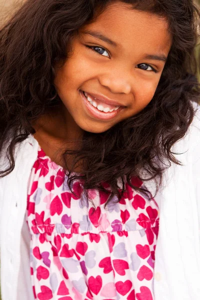 Linda niña riendo y sonriendo . — Foto de Stock