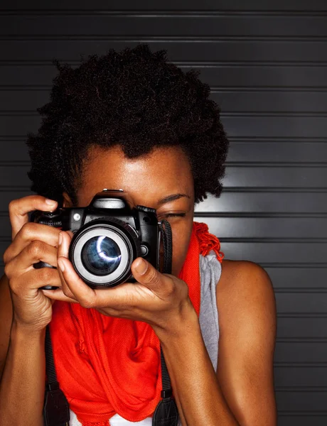 Joven mujer afroamericana tomando fotos . — Foto de Stock