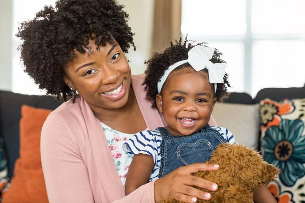 African American family. Mother and daughter smiling at home. — Stock Photo, Image