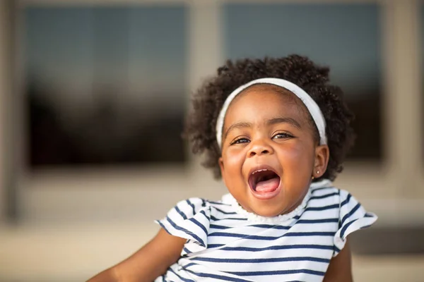 Gelukkig klein meisje lachen en glimlachen buiten. — Stockfoto