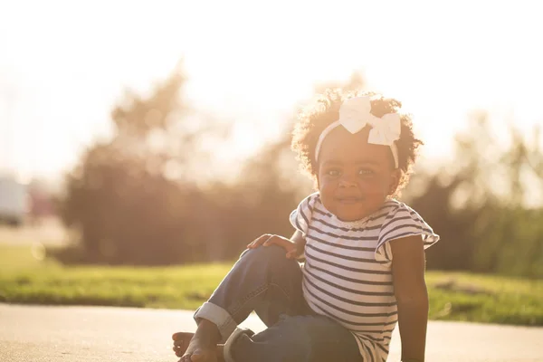 Glad liten tjej skrattar och ler utanför. — Stockfoto