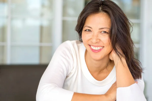 Retrato de una mujer asiática sonriendo . — Foto de Stock