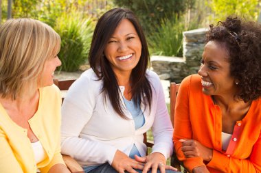 çeşitli grup arkadaşları.