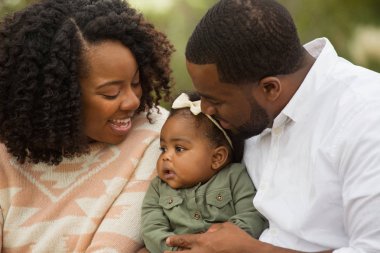 Onların bebek ile mutlu bir Afro-Amerikan Aile.
