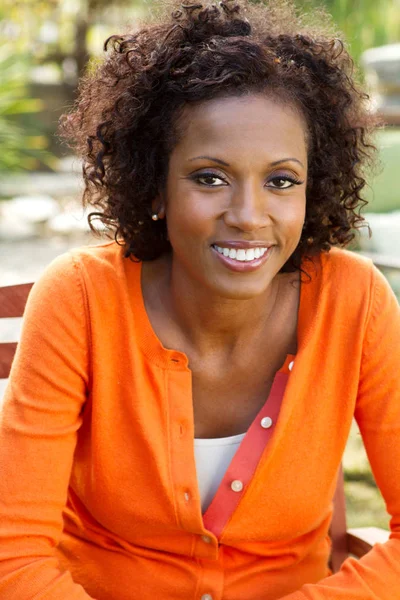 Mujer afroamericana sonriendo —  Fotos de Stock