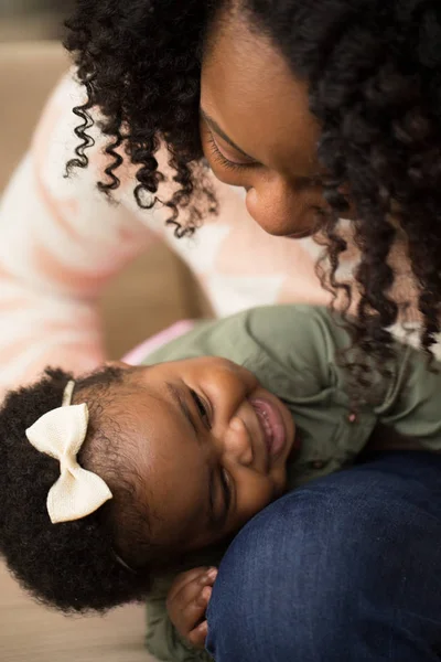 Gelukkig Afro-Amerikaanse moeder en haar dochter. — Stockfoto