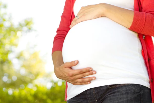 Glückliche schwangere Frau draußen in der Natur. — Stockfoto