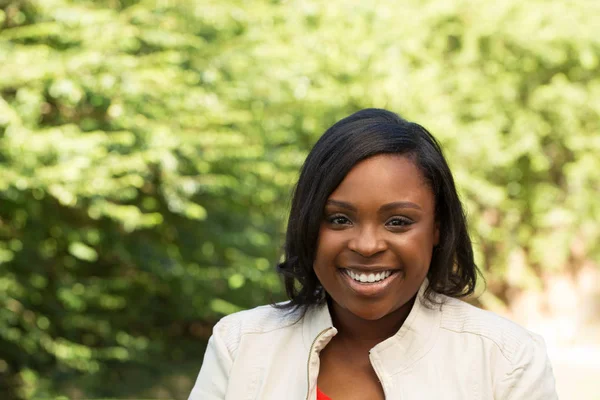 Mulher americana africana feliz sorrindo — Fotografia de Stock