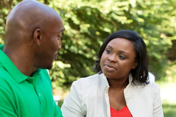 Afrikalı-Amerikalı çift konuşmak ve gülüyor. — Stok fotoğraf