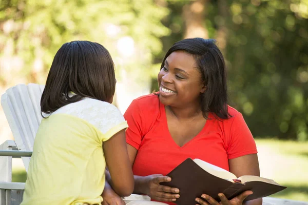 Mutter liest ihrer Tochter vor. — Stockfoto