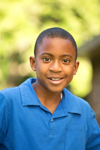 Afryki amerykański młody chłopak uśmiechając się. — Zdjęcie stockowe