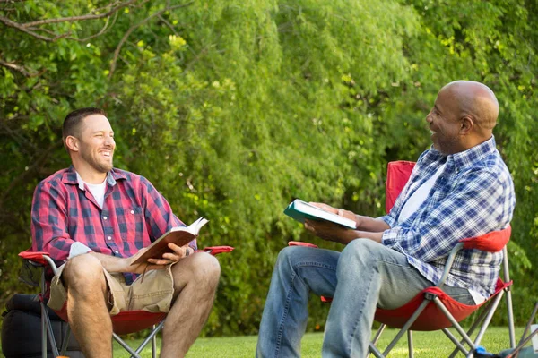 Uomini che hanno uno studio biblico . — Foto Stock