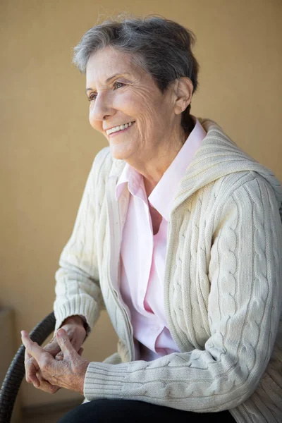 Retrato de una anciana madura sonriendo . — Foto de Stock