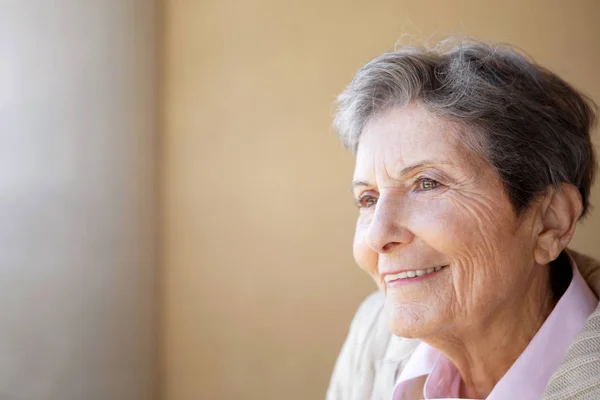 Retrato de una anciana madura sonriendo . — Foto de Stock