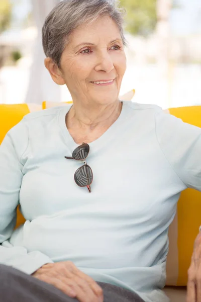 Retrato de una anciana madura sonriendo . — Foto de Stock