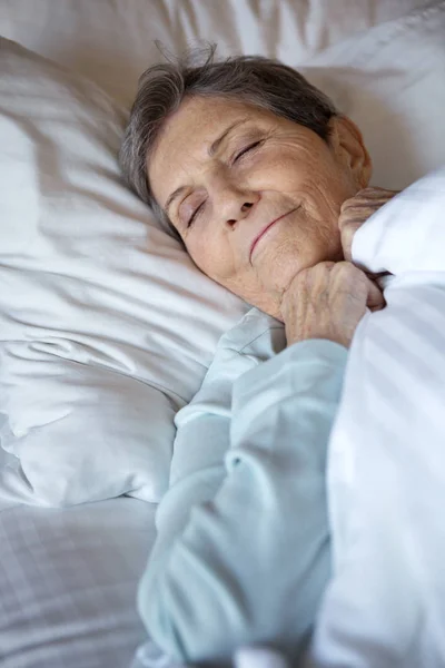 Femme âgée obtenir une bonne nuit de repos . — Photo