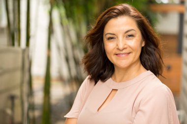 Gülümseyen mutlu Hispnaic kadın.