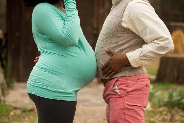 Spaß liebende schwangere Paare. — Stockfoto
