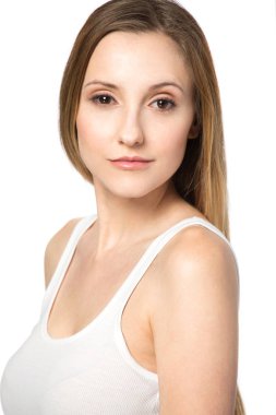 Doğal makyaj üzerine beyaz izole ile kendine güvenen kadın.