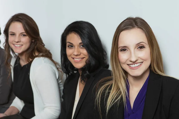 Donne diverse e dotate di potere pronte per il business — Foto Stock