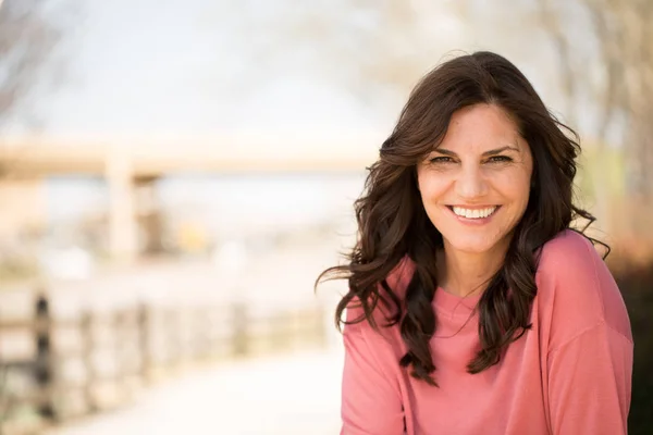 Mulher madura bonita sorrindo . — Fotografia de Stock