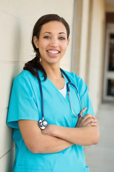 Healthcare worker. Doctor or nurse standing outside the hospital. — Stock Photo, Image