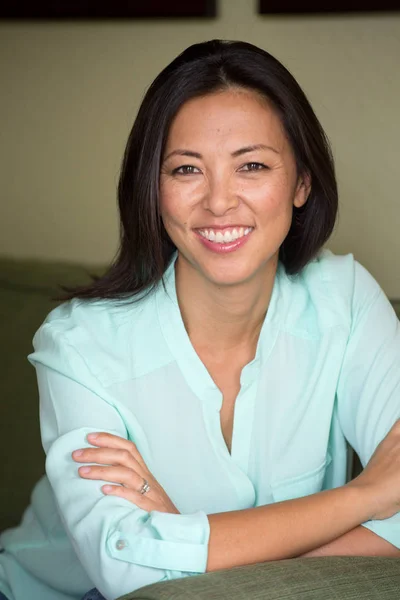 Retrato de uma mulher asiática sorrindo . — Fotografia de Stock