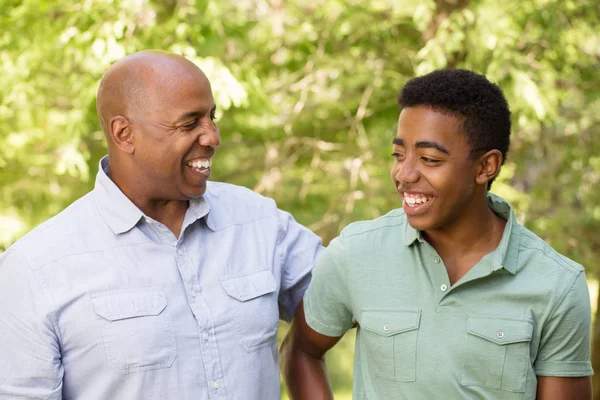 アフリカ系アメリカ人の父と 10 代の息子. — ストック写真