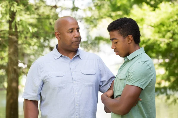 Padre e figlio stanno avendo una conversazione seria . — Foto Stock