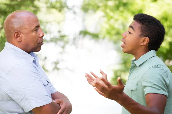 Otec a syn s vážnou konverzaci. — Stock fotografie