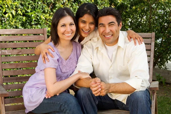 Spaanse familie met een tiener dochter. — Stockfoto