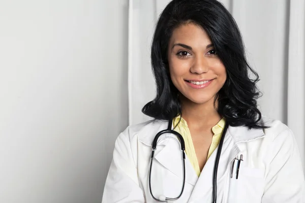 Médico diverso y empoderado listo para el trabajo . Fotos de stock libres de derechos